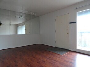 2001 Branard St, Unit 10 in Houston, TX - Building Photo - Building Photo