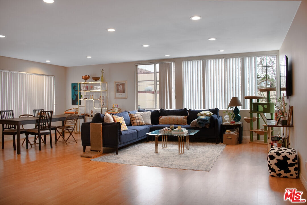 216 Rexford Dr-Unit -301 in Beverly Hills, CA - Building Photo
