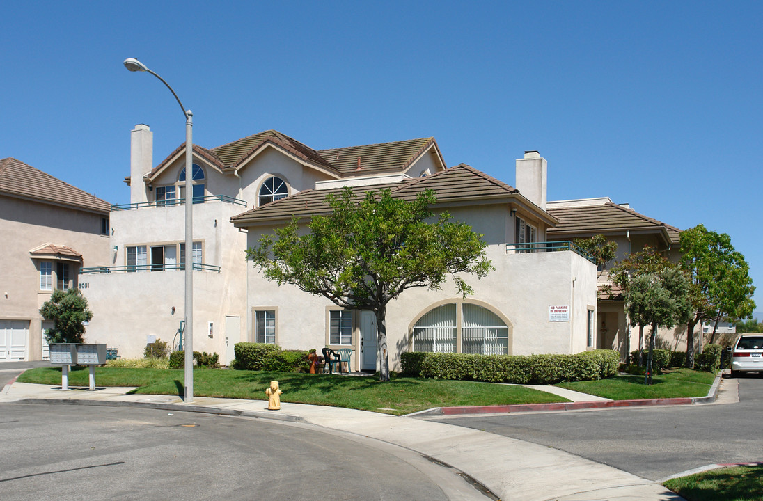 5051 Waverider Cir in Huntington Beach, CA - Foto de edificio