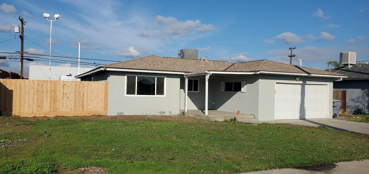 899 W Fairmont Ave in Clovis, CA - Building Photo