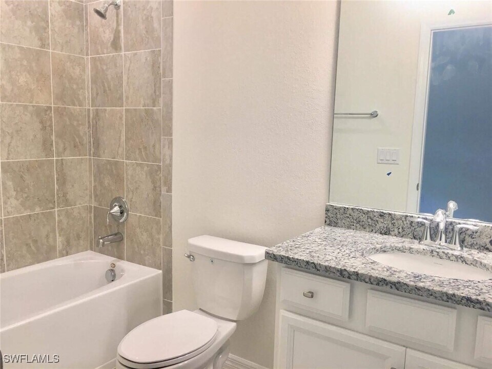 9238 Shadow Oak Ln in Naples, FL - Building Photo