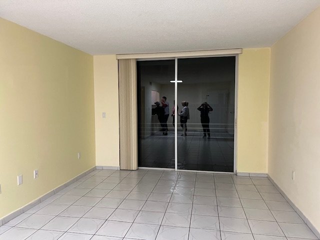 8231 NW 8th St, Unit 104 in Miami, FL - Building Photo - Building Photo