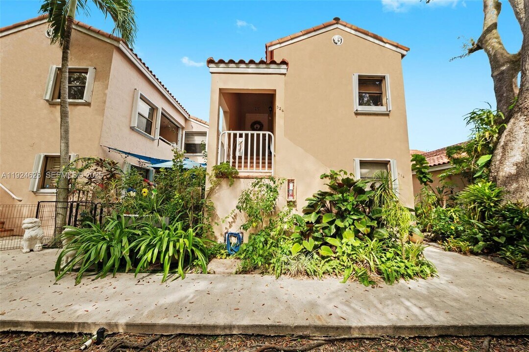 11840 SW 80th St in Miami, FL - Building Photo