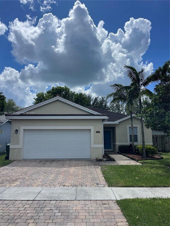 3448 NE 1st St in Homestead, FL - Foto de edificio