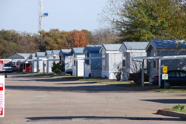 Summer Lake Mobile Home Park in Fort Worth, TX - Building Photo - Building Photo