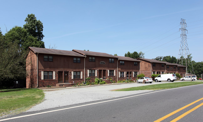 Pine Brook Apartments in High Point, NC - Foto de edificio - Building Photo