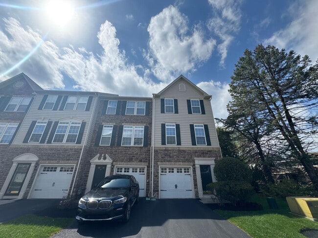 1600 Oakridge Ln in Hellertown, PA - Building Photo - Building Photo