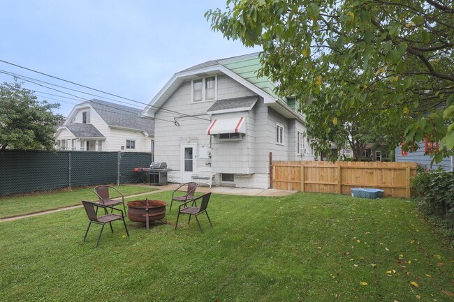 1961 S 75th St, Unit Lower in West Allis, WI - Foto de edificio - Building Photo