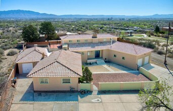 2424 Vista Grande Dr NW in Albuquerque, NM - Foto de edificio - Building Photo