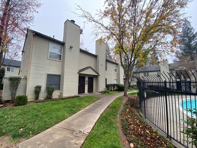 9141 Newhall Dr in Sacramento, CA - Foto de edificio - Building Photo