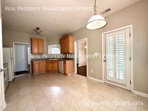 10001 Glencrest Dr in Huntersville, NC - Building Photo - Building Photo