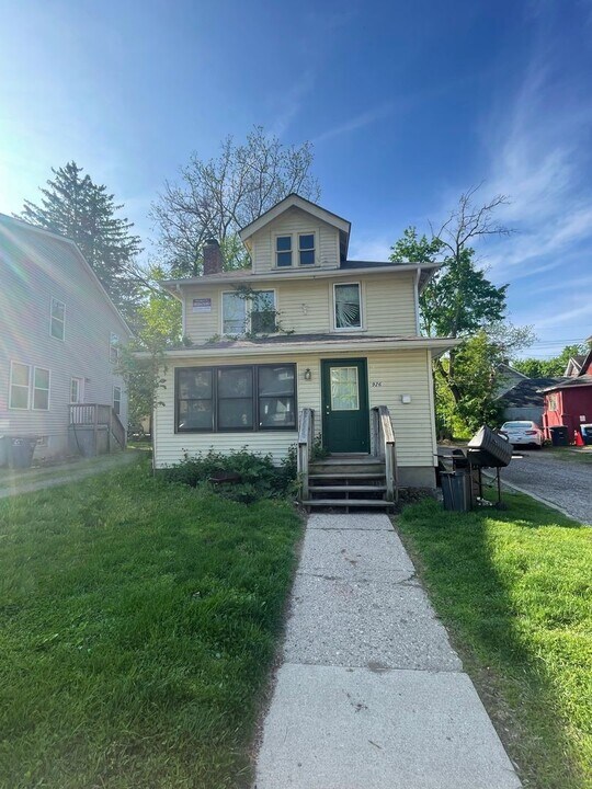 926 Sylvan Ave in Ann Arbor, MI - Building Photo