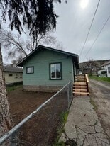 718 N 10th St in Klamath Falls, OR - Building Photo