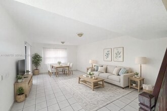 2455 W 67th Pl in Hialeah, FL - Foto de edificio - Building Photo