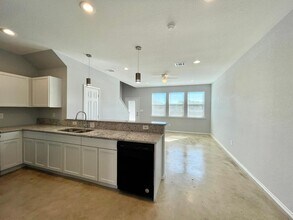 6906 Crestway Dr in San Antonio, TX - Building Photo - Building Photo