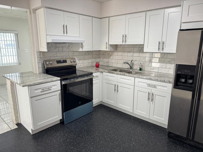 6148 Mayo St in Hollywood, FL - Building Photo - Building Photo