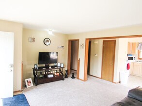605 Marvin Ave, Unit 605B in Grinnell, IA - Building Photo - Building Photo