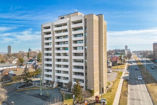Wentworth Arms in Ottawa, ON - Building Photo