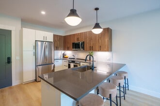 100 Plank in Bedford, MA - Foto de edificio - Interior Photo