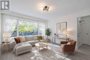 352 Hopewell Ave in Toronto, ON - Building Photo