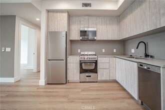 2828 London St in Los Angeles, CA - Foto de edificio - Building Photo