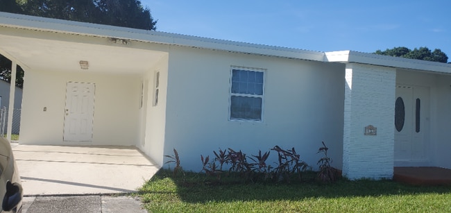 131 SE Serenata Ct in Port St. Lucie, FL - Building Photo - Building Photo