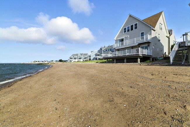 62 Cosey Beach Ave in East Haven, CT - Building Photo - Building Photo