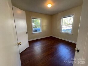 2831 Willow St in Charlotte, NC - Building Photo - Building Photo