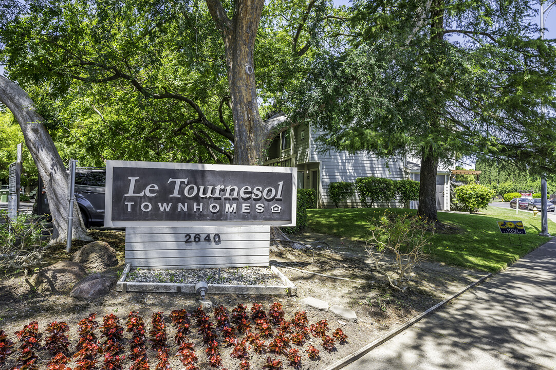 Le Tournesol in Davis, CA - Foto de edificio