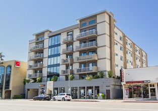 Live on the Boulevard in Sherman Oaks, CA - Foto de edificio - Building Photo