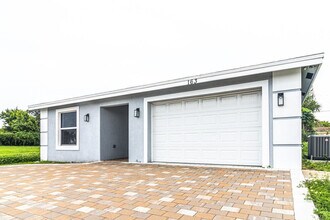 163 W Blue Heron Blvd in Riviera Beach, FL - Building Photo - Building Photo