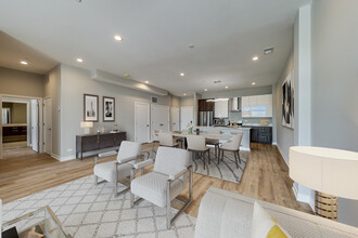 8047 Skokie Blvd, Unit 304 in Skokie, IL - Building Photo - Building Photo