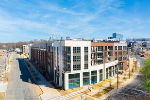 704 at the Quarter in Charlotte, NC - Building Photo