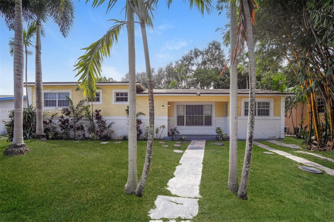 810 NW 186th Dr in Miami, FL - Building Photo