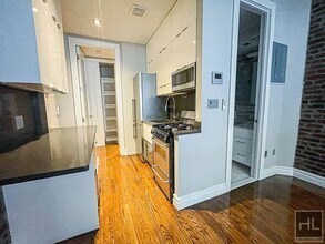 East 13th Street, Unit 1A in New York, NY - Foto de edificio - Building Photo