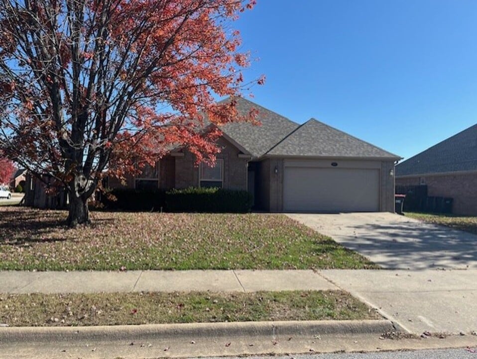 747 Westbury St in Springdale, AR - Building Photo