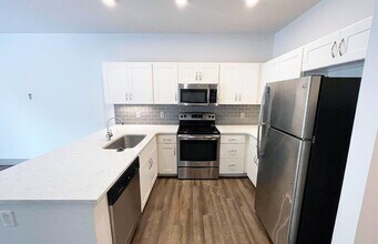 Whitfield Gardens in Cincinnati, OH - Building Photo - Building Photo