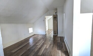1079 1st St, Unit 2 in Muskegon, MI - Foto de edificio - Building Photo