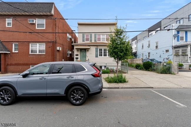 221 Quincy Ave in Kearny, NJ - Building Photo - Building Photo