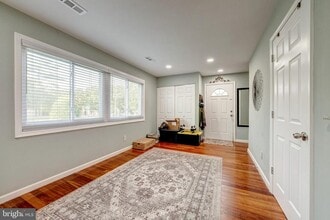 300 Reneau Way in Herndon, VA - Foto de edificio - Building Photo
