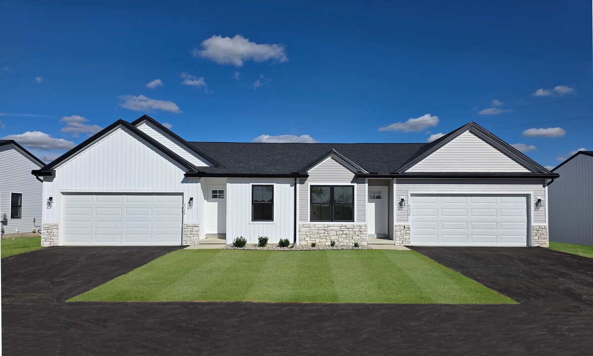 8028 Memorial Hwy, Unit 8028 in Ottawa Lake, MI - Building Photo