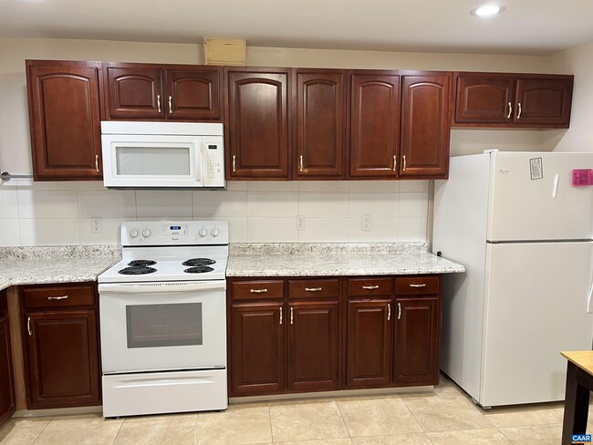 546 Cleveland Ave in Charlottesville, VA - Building Photo - Building Photo