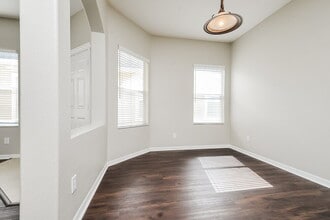 6816 Surrey Oak Dr in Apollo Beach, FL - Building Photo - Building Photo