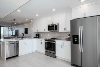 9425 Blind Pass Rd, Unit Yacht and Tennis Club in St Pete Beach, FL - Building Photo - Building Photo