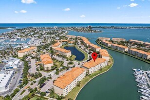 9 Harbour Isle Dr E in Fort Pierce, FL - Building Photo