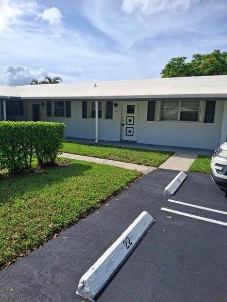 101 Leisure Lake Cir, Unit 109 in Boynton Beach, FL - Building Photo