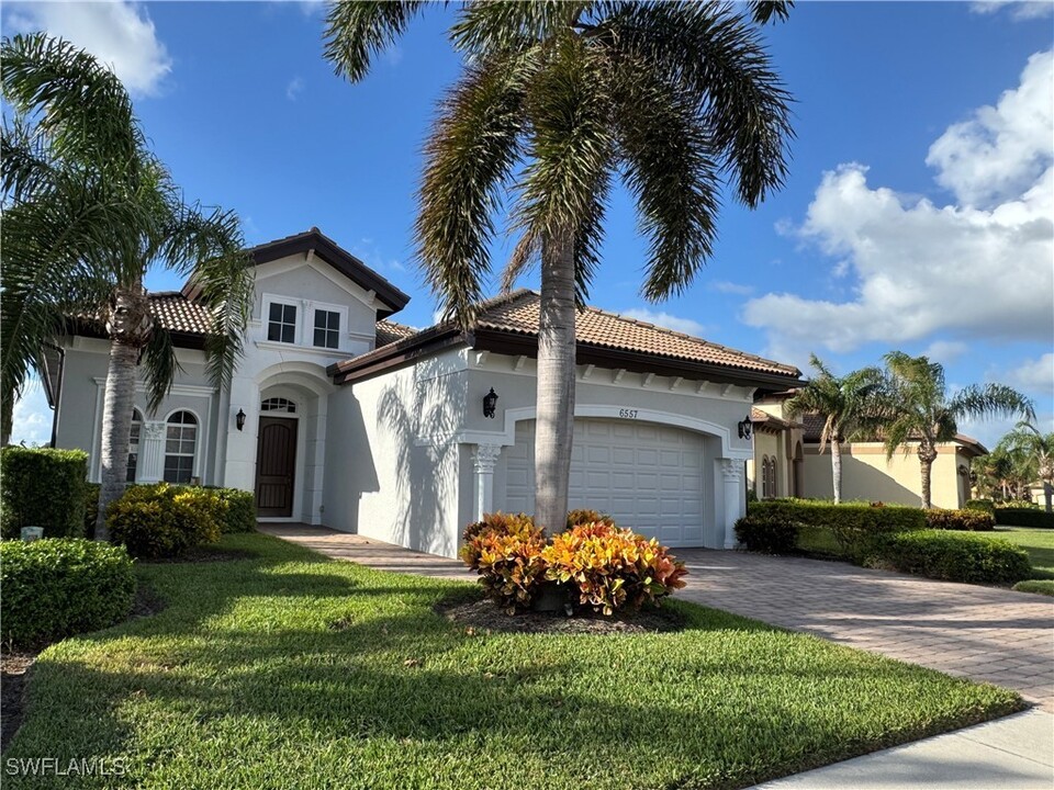 6557 Caldecott Dr in Naples, FL - Building Photo