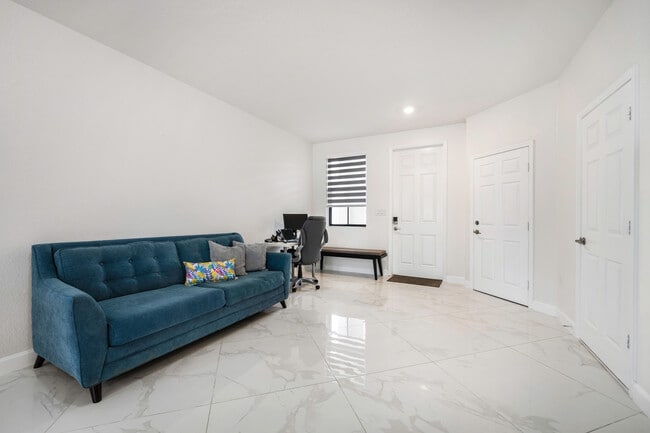 10874 W 35th Way in Hialeah, FL - Building Photo - Building Photo