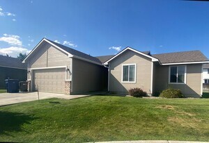 403 Windsor Court in Ellensburg, WA - Building Photo