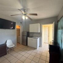 275 W 16th St in Hialeah, FL - Building Photo